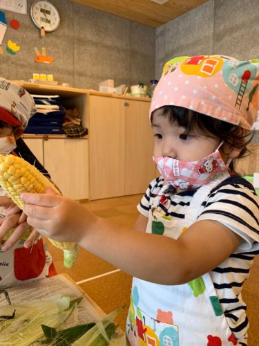 トウモロコシの皮むき