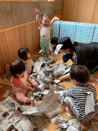 新聞紙あそび