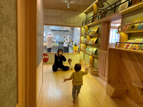 廊下でも遊びます