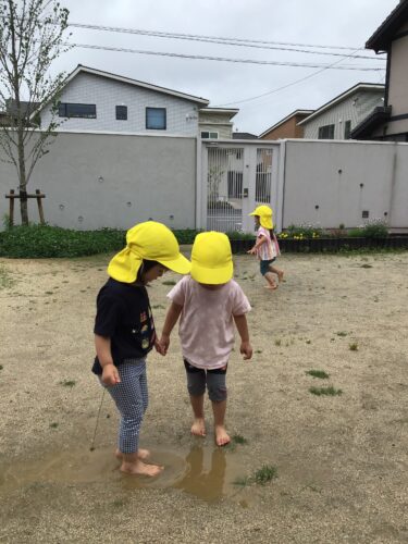 雨上がりの園庭あそび