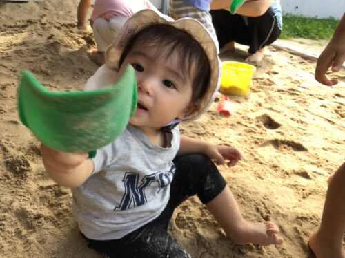 園庭で遊びます