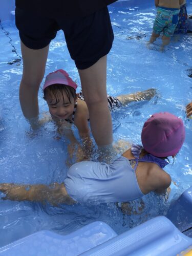 プール遊び