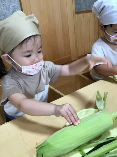 トウモロコシの皮むき