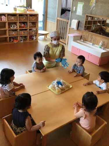 かぼちゃをモミモミ