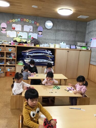 のりでペタペタ！