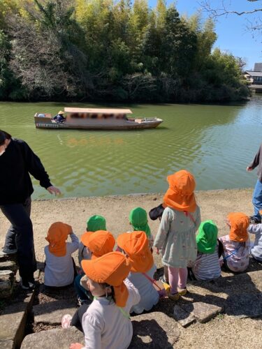 お堀へ出かけたよ。